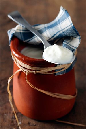 yaourt simple, traditionnel Photographie de stock - Premium Libres de Droits, Code: 652-01669048