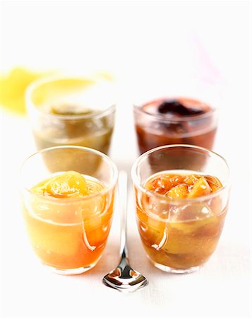apricot, mirabelle, greengage, quetsch and plum jams Foto de stock - Sin royalties Premium, Código: 652-01669053