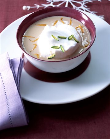 pistachio cream - Whipped egg whites with earl grey tea and pistachio custard Stock Photo - Premium Royalty-Free, Code: 652-01669075