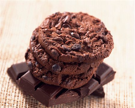simsearch:652-01669516,k - Chocolate cookies Foto de stock - Sin royalties Premium, Código: 652-01669139