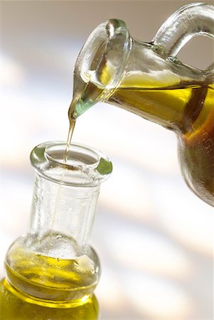 filling bottle with olive oil Stock Photo - Premium Royalty-Free, Code: 652-01669166