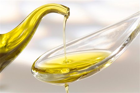 flowing oil - dash of olive oil Stock Photo - Premium Royalty-Free, Code: 652-01669162