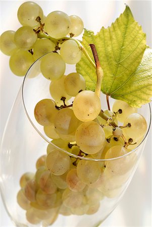 simsearch:652-01666778,k - grappe de raisin blanc en verre à vin Photographie de stock - Premium Libres de Droits, Code: 652-01669184