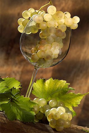 wine glass filled with bunch of white grapes Stock Photo - Premium Royalty-Free, Code: 652-01669188