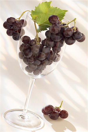 simsearch:652-01666778,k - grappe de raisin en verre à vin Photographie de stock - Premium Libres de Droits, Code: 652-01669182