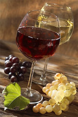 french food and wine - glasses of red and white wine with bunches of grapes Stock Photo - Premium Royalty-Free, Code: 652-01669195