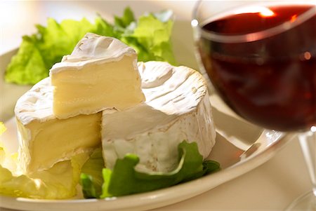 camembert with glass of wine Foto de stock - Royalty Free Premium, Número: 652-01669211