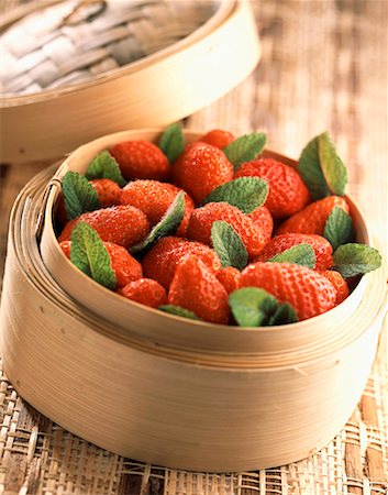 simsearch:652-01669938,k - menthe et fraises cuites à la vapeur Photographie de stock - Premium Libres de Droits, Code: 652-01669244