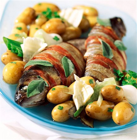 Truite enveloppée de bacon et sauge Photographie de stock - Premium Libres de Droits, Code: 652-01669339