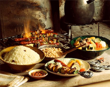 Couscous with brochettes cooking on wood fire Foto de stock - Sin royalties Premium, Código: 652-01669364