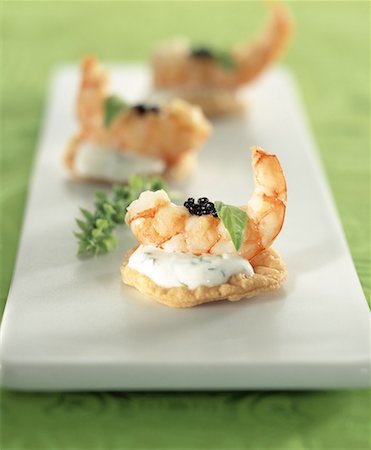 simsearch:652-01667793,k - Shrimp,yoghurt and caviar bite- size appetizers Foto de stock - Sin royalties Premium, Código: 652-01669422