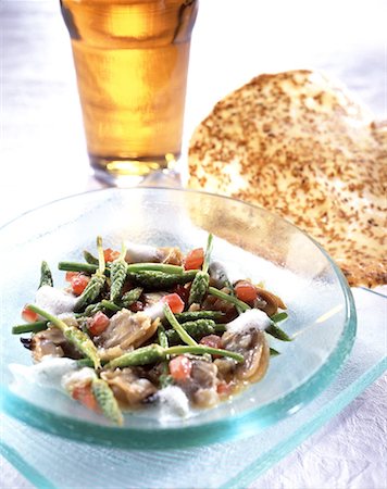 Carpet-shell-clams and wild asparagus with beer foam Stock Photo - Premium Royalty-Free, Code: 652-01669460