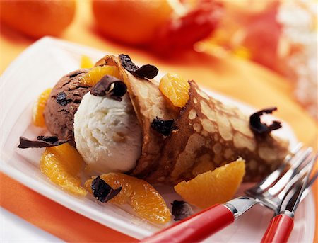 Pancake filled with chocolate and pear ice cream Foto de stock - Sin royalties Premium, Código: 652-01669494