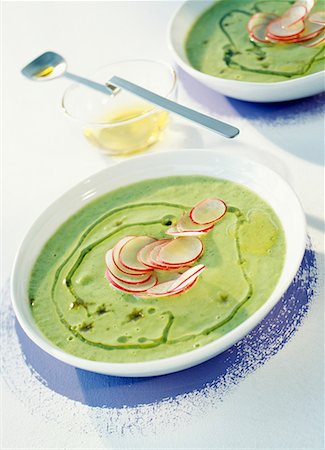 crème de courgette et soupe de radis roses avec de l'huile de noisette Photographie de stock - Premium Libres de Droits, Code: 652-01669552