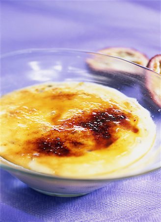 simsearch:652-01668852,k - Fruit de la passion Crème brulée Photographie de stock - Premium Libres de Droits, Code: 652-01669606
