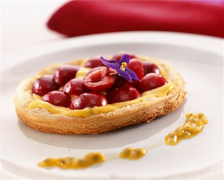 simsearch:652-01668852,k - Tartelette de cerise et de fruits de la passion Photographie de stock - Premium Libres de Droits, Code: 652-01669625