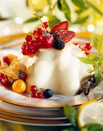 simsearch:652-03801851,k - panna cotta with summer fruit Stock Photo - Premium Royalty-Free, Code: 652-01669664