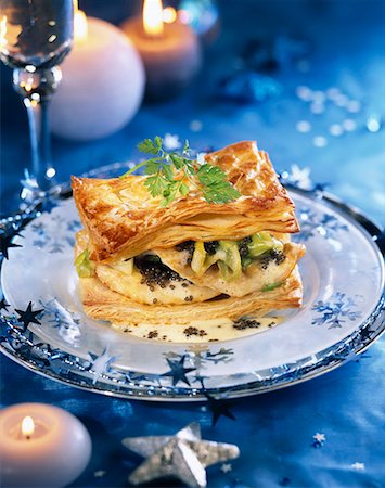 Sauce de poisson Saint-Pierre dans une pâte feuilletée avec caviar et champenoise Photographie de stock - Premium Libres de Droits, Code: 652-01669792