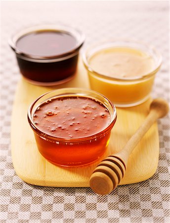 assortiment de mini pots de miel Photographie de stock - Premium Libres de Droits, Code: 652-01669913
