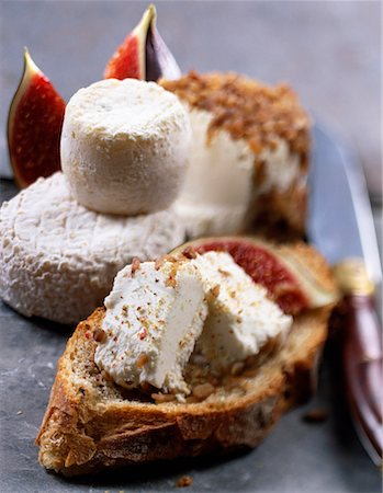 sandwich spread - goat cheese and fresh figs on bread Stock Photo - Premium Royalty-Free, Code: 652-01670075