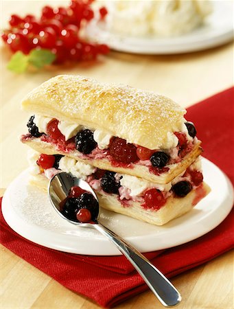 simsearch:652-01669516,k - summer fruit mille-feuille Foto de stock - Sin royalties Premium, Código: 652-01670092