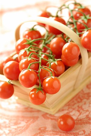 simsearch:652-01670100,k - Bunches of cherry tomatoes in a basket Fotografie stock - Premium Royalty-Free, Codice: 652-01670244