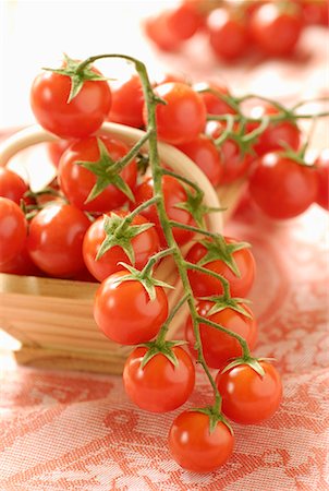 simsearch:652-01670100,k - Bunches of cherry tomatoes Fotografie stock - Premium Royalty-Free, Codice: 652-01670245