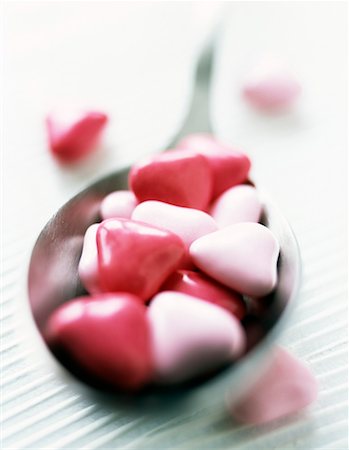 simsearch:652-01669516,k - spoonfull of pink sweets in the shape of a heart Foto de stock - Sin royalties Premium, Código: 652-01670281