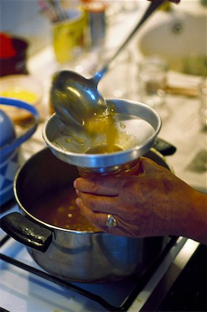 plancha de cocina - filling jar with jam Foto de stock - Sin royalties Premium, Código: 652-01670369