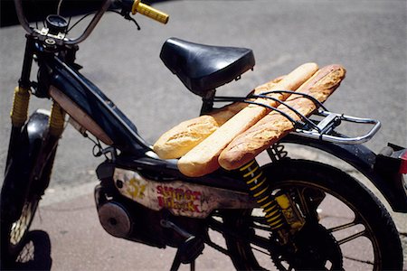 scooter carrying bread Foto de stock - Sin royalties Premium, Código: 652-01670384