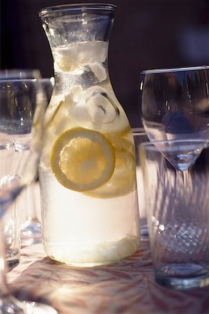 decanter with ice cube - iced lemon drink Stock Photo - Premium Royalty-Free, Code: 652-01670387