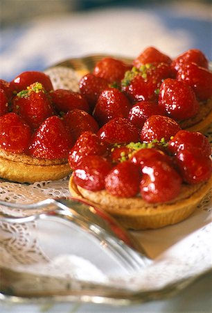 simsearch:825-02304639,k - Tartelettes aux fraises Photographie de stock - Premium Libres de Droits, Code: 652-01670398