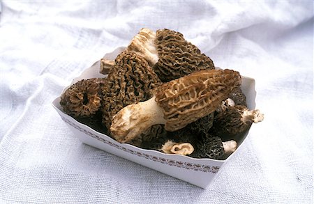 simsearch:652-01670377,k - Small carton of fresh morels Foto de stock - Sin royalties Premium, Código: 652-01670481