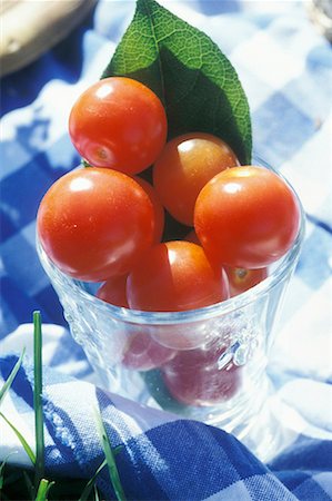 simsearch:652-01670377,k - cherry tomatoes, picnic Foto de stock - Sin royalties Premium, Código: 652-01670500