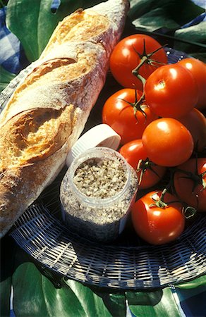 simsearch:652-01670377,k - bread, tomatoes and salt, picnic Foto de stock - Sin royalties Premium, Código: 652-01670501