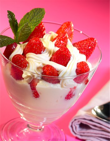 Strawberries with cream Foto de stock - Sin royalties Premium, Código: 652-02221314