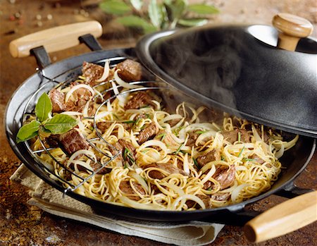 Beef with onions and chinese noodles cooked in a wok Foto de stock - Sin royalties Premium, Código: 652-02221377