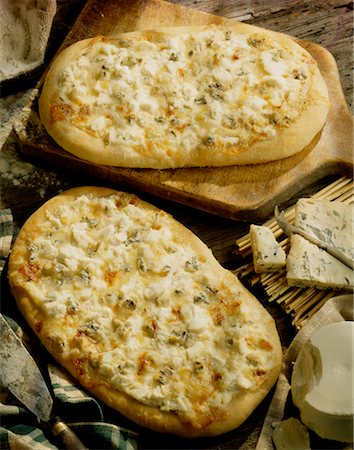 simsearch:652-02221388,k - Roquefort pizza Fotografie stock - Premium Royalty-Free, Codice: 652-02221382