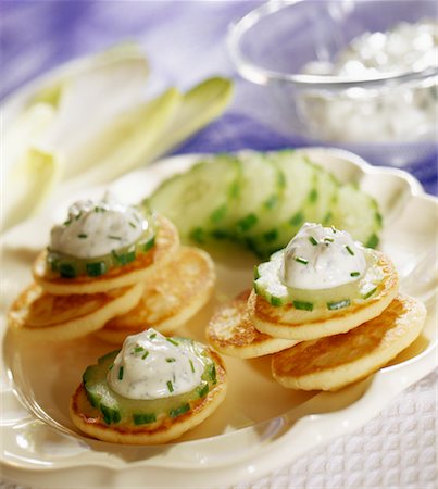 Blinis with cucumber and cream Foto de stock - Sin royalties Premium, Código: 652-02221471