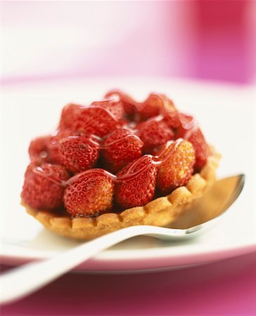 soft fruit tartlet - Tartelette fraise sauvage Photographie de stock - Premium Libres de Droits, Code: 652-02221529