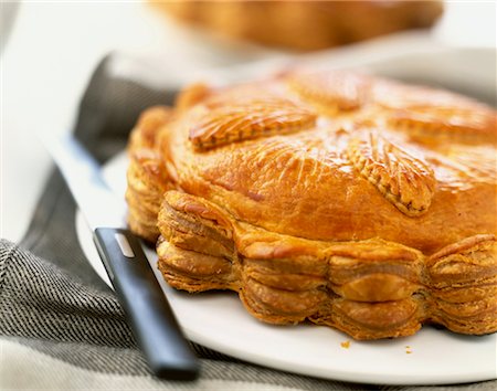 Galette des Rois almond flaky pastry cake Fotografie stock - Premium Royalty-Free, Codice: 652-02221548