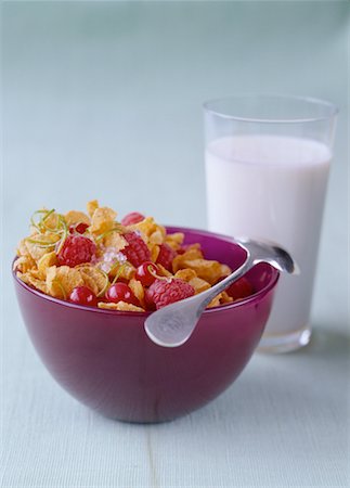 Corn flakes with redcurrants and raspberries Stock Photo - Premium Royalty-Free, Code: 652-02221665