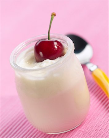 simsearch:652-02221388,k - Yoghurt with cherry Fotografie stock - Premium Royalty-Free, Codice: 652-02221702