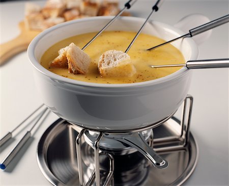 fondue (mets) - Trempage le pain dans la Fondue Photographie de stock - Premium Libres de Droits, Code: 652-02221787