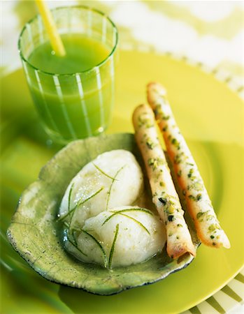 pistachio ice cream - Lime sorbet with tuile biscuits Foto de stock - Sin royalties Premium, Código: 652-02221815