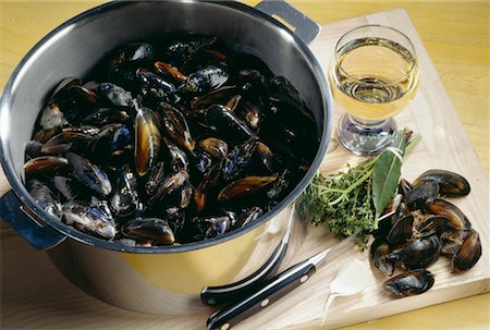 Preparing the mussels Stock Photo - Premium Royalty-Free, Code: 652-02221824