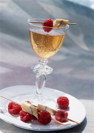 simsearch:652-02221388,k - Mini raspberry and cheese brochettes with Gewurtz Fotografie stock - Premium Royalty-Free, Codice: 652-02221841