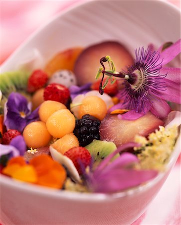 fruit de la passion - Mixed summer fruit salad with passionfruit flowers Foto de stock - Sin royalties Premium, Código: 652-02221917