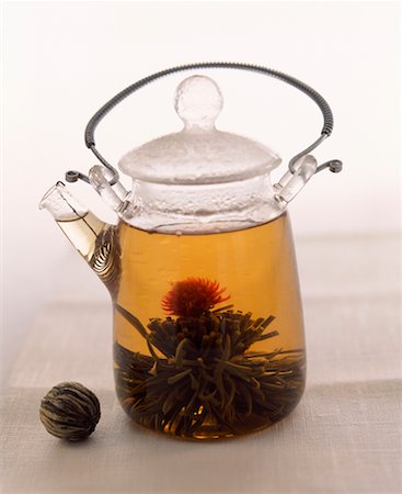 steeping - Green tea with thistle flower Stock Photo - Premium Royalty-Free, Code: 652-02221921