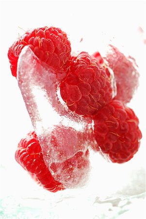 fruit icecubes - raspberries in ice Stock Photo - Premium Royalty-Free, Code: 652-02222075